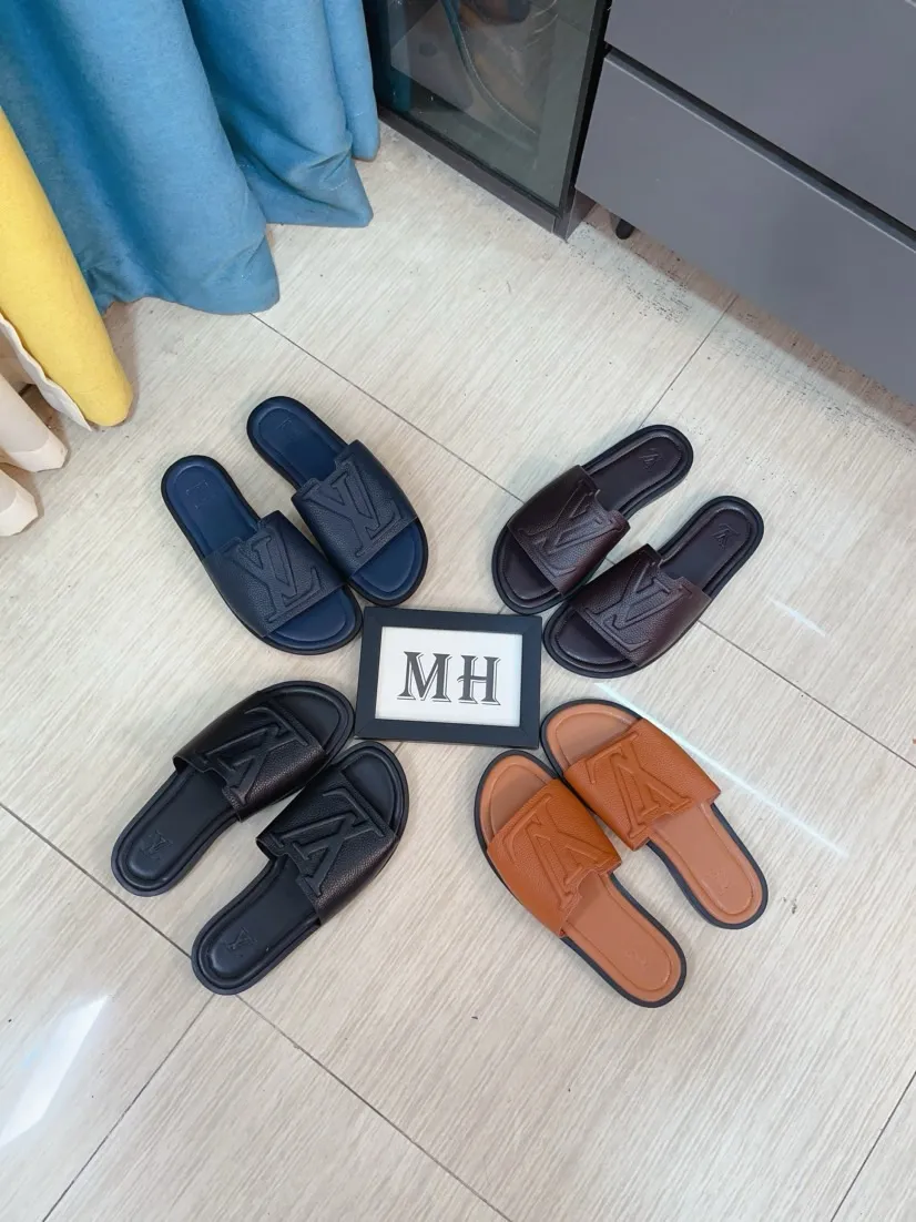 Men's shoes 💰340🌸🌸LV medium men's spring and summer slippers counter synchronization. The uppers are imported cowhide fabrics from Italy, logo graphics and high-quality craftsmanship. Soles: original soles specially provided by the original factory. Exclusive molded soles are super comfortable. Original factory single goods. 🔍🔍High quality. You can enter and exit the counter at will. Welcome to compare. Size 38-45